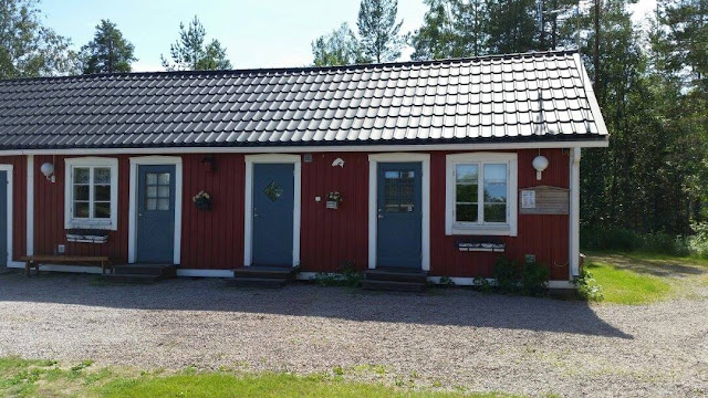 Röda stugor i länga.
