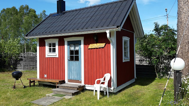En vedeldad bastu röd.